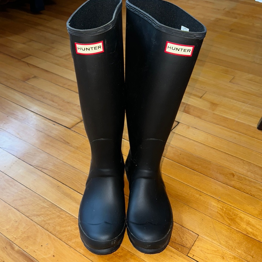 VERY good condition HUNTER boots. Black. Size 7.